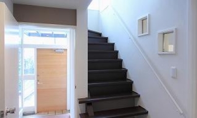 桜台の呼吸する家　『吹抜けのある戸建てのリノベーション』 (階段・廊下・玄関)