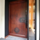 SKY FIELD HOUSE『現代古民家』の写真 古い蔵戸を使用した玄関扉