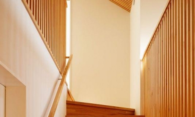 木製竪格子壁が目を引く階段｜南大阪の家②