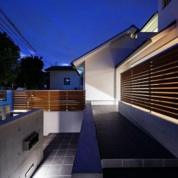 南大阪の家②-ライトアップしたアプローチ階段