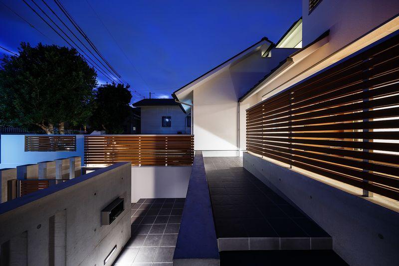 玄関事例：ライトアップしたアプローチ階段（南大阪の家②）