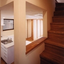 浜甲子園の家の写真 会話ができるキッチンと階段