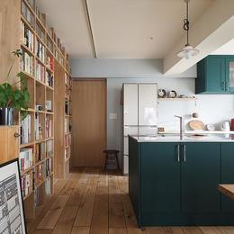 キッチンと本棚で囲まれたパントリー (『Treerink』 ― 世代を繋ぐ)