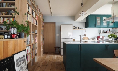 キッチンと本棚で囲まれたパントリー｜『Treerink』 ― 世代を繋ぐ