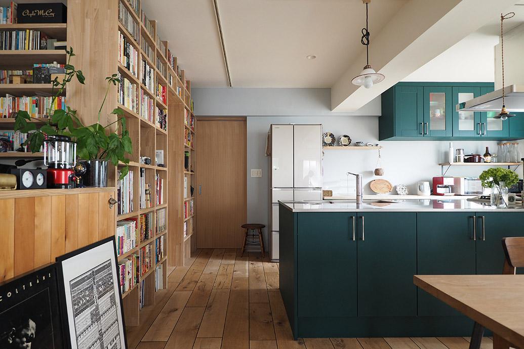 キッチン事例：キッチンと本棚で囲まれたパントリー（『Treerink』 ― 世代を繋ぐ）