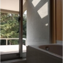 MUKURI houseの写真 バルコニーと繋がりのあるバスルーム