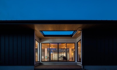 黒いガルバリウム鋼板の外観(夕景)｜平屋・回廊の家