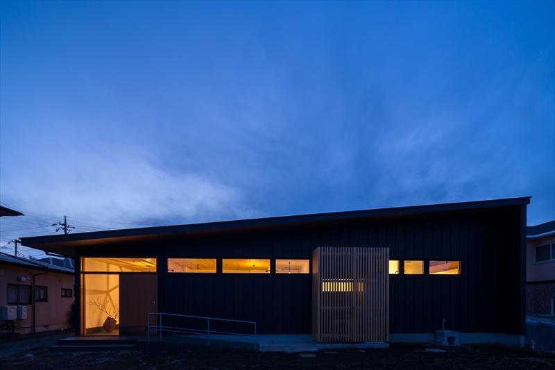 外観事例：黒いガルバリウム鋼板の外観(夕景)（平屋・回廊の家）