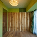 G/E-HOUSEの写真 収納棚が印象的な緑色の壁の洋室