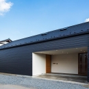 空を囲む家の写真 黒いガルバリウム鋼板の外観