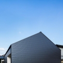 空を囲む家の写真 黒いガルバリウム鋼板の外観
