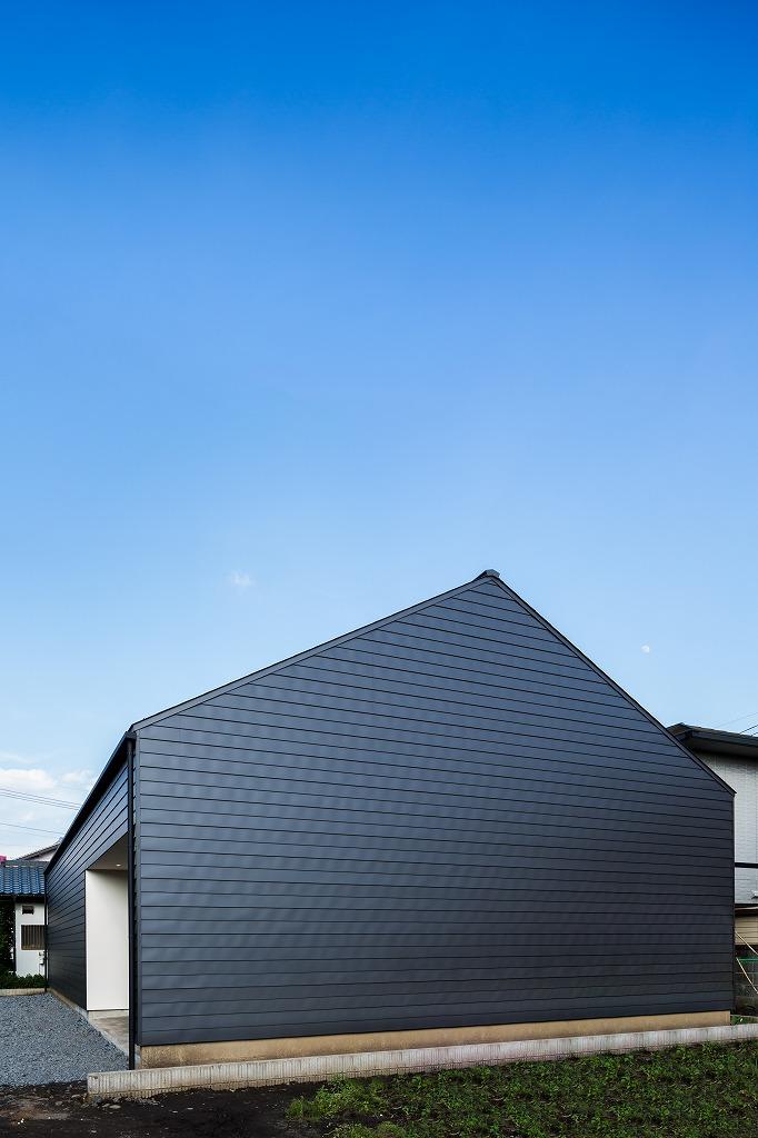 外観事例：黒いガルバリウム鋼板の外観（空を囲む家）