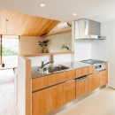 自然の恵みを感じる家の写真 ステンレス天板の明るい対面キッチン