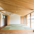自然の恵みを感じる家の写真 琉球畳を敷いた畳スペースと間仕切り