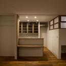 玄関を共有する二世帯のリノベーション：『青葉区の二世帯住宅』の写真 1階キッチン