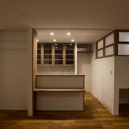 玄関を共有する二世帯のリノベーション：『青葉区の二世帯住宅』 (1階キッチン)