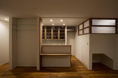 1階キッチン (玄関を共有する二世帯のリノベーション：『青葉区の二世帯住宅』)