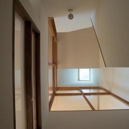 階段 (玄関を共有する二世帯のリノベーション：『青葉区の二世帯住宅』)