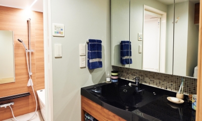 洗面室｜開放的なリビング･キッチンのある住まい。ハンモックに揺られながら過ごす豊かな時間