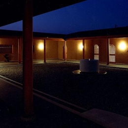 迷企羅ー水戸郊外の家 (回廊夜景)