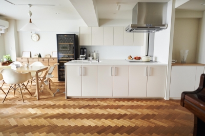 キッチン (ブリュッセルのアパートメントのように、家族が心地よく過ごせる空間に暮らしたい)