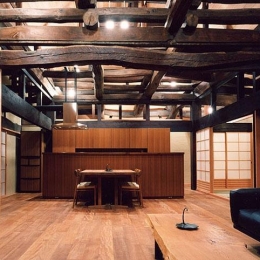 茨城の民家再生-リビングからキッチンを見る