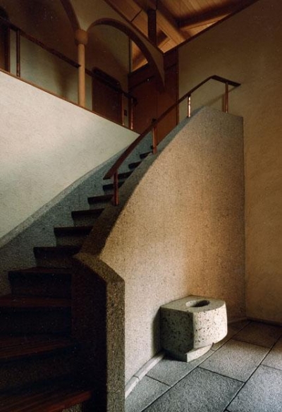 玄関ホールと階段 (世田谷の事務所併用住宅 ー伽留羅(カルラ)ー)