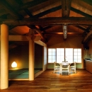 岡谷の民家再生の写真 居間から座敷と食堂を見る