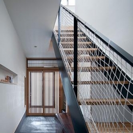 吉之丸の家-オープン階段と玄関土間