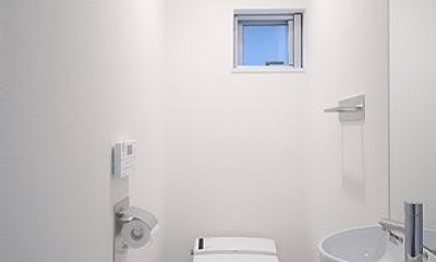 白を基調としたトイレ｜トンガリ壁の家