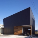 トンガリ壁の家の写真 ビルトインガレージの黒い外観