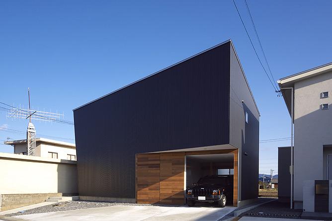 外観事例：ビルトインガレージの黒い外観（トンガリ壁の家）