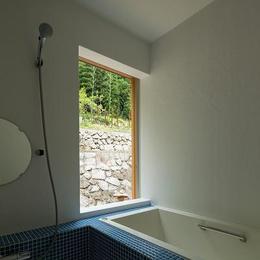おかやまのいえ　ー里山や隣近所との繋がりを住み継ぐ家ー (里山を眺める浴室)