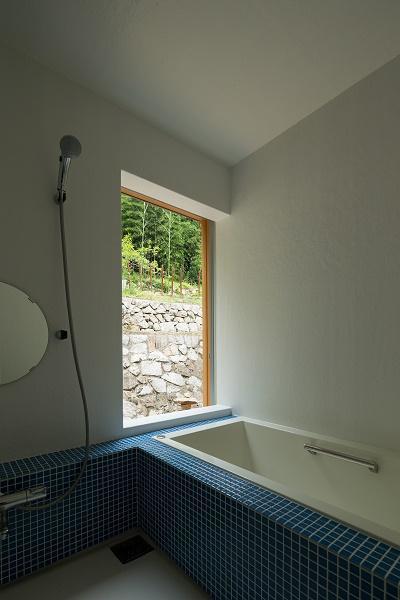 バス/トイレ事例：里山を眺める浴室（おかやまのいえ　ー里山や隣近所との繋がりを住み継ぐ家ー）