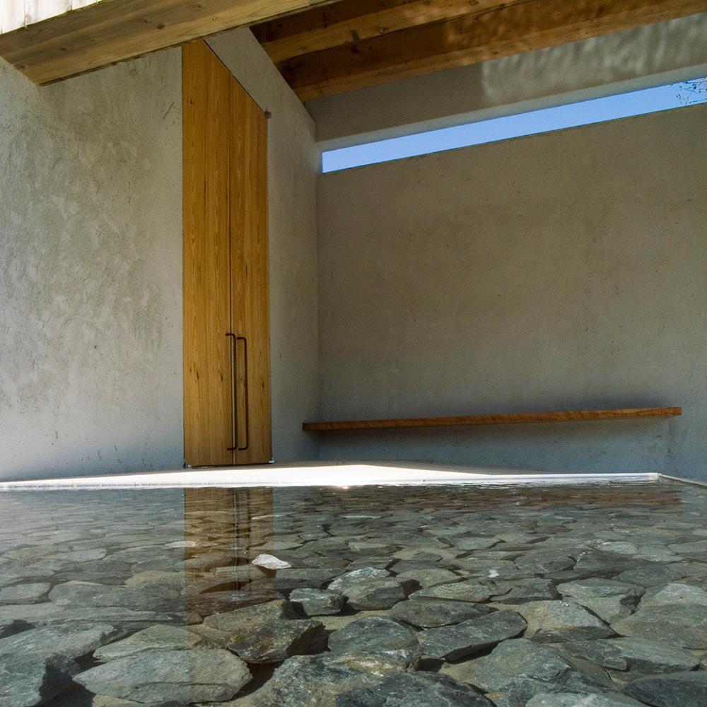 玄関事例：水盤からのゆらぎが印象的な玄関ホール　2（穏やかな時がながれる平家の家｜BREATH）