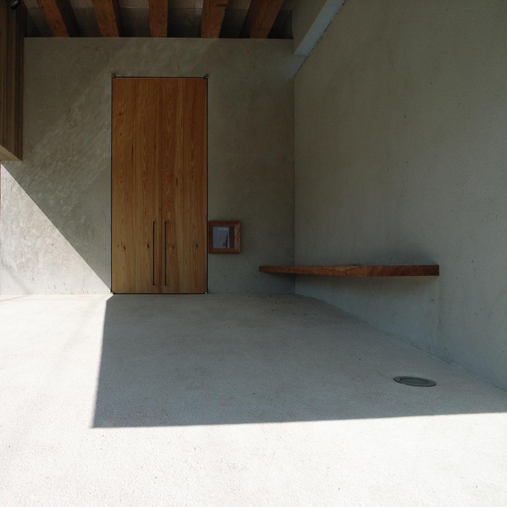 外観事例：3m古材無垢板の玄関扉とベンチ（穏やかな時がながれる平家の家｜BREATH）