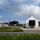 デザイン住宅外観いろいろの写真 シンプルな三角屋根と黒い箱をつなぎ合わせたデザイン