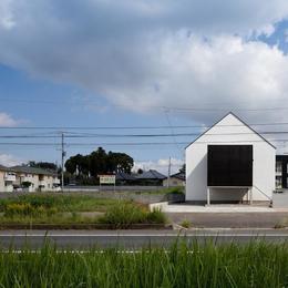 デザイン住宅外観いろいろ (シンプルな三角屋根と黒い箱をつなぎ合わせたデザイン)