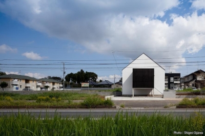 シンプルな三角屋根と黒い箱をつなぎ合わせたデザイン (デザイン住宅外観いろいろ)