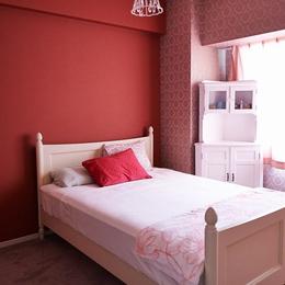 部屋によって壁の色を楽しみたい。クラシカルフレンチのような雰囲気の空間-寝室
