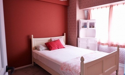 部屋によって壁の色を楽しみたい。クラシカルフレンチのような雰囲気の空間 (寝室)
