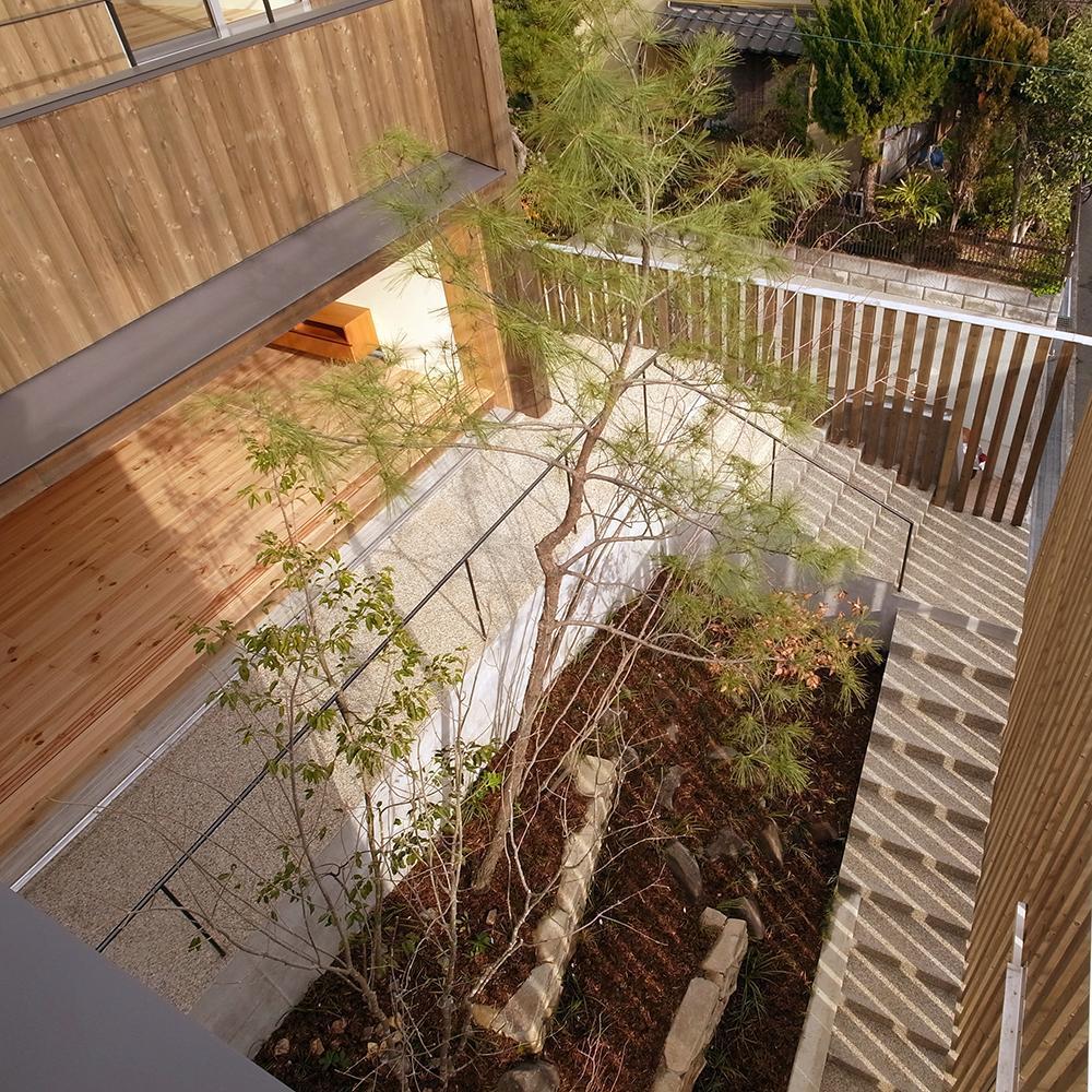 アウトドア事例：杉格子の中庭　緩やかなアプローチ階段　1（杉格子で囲われた中庭｜杉の家）