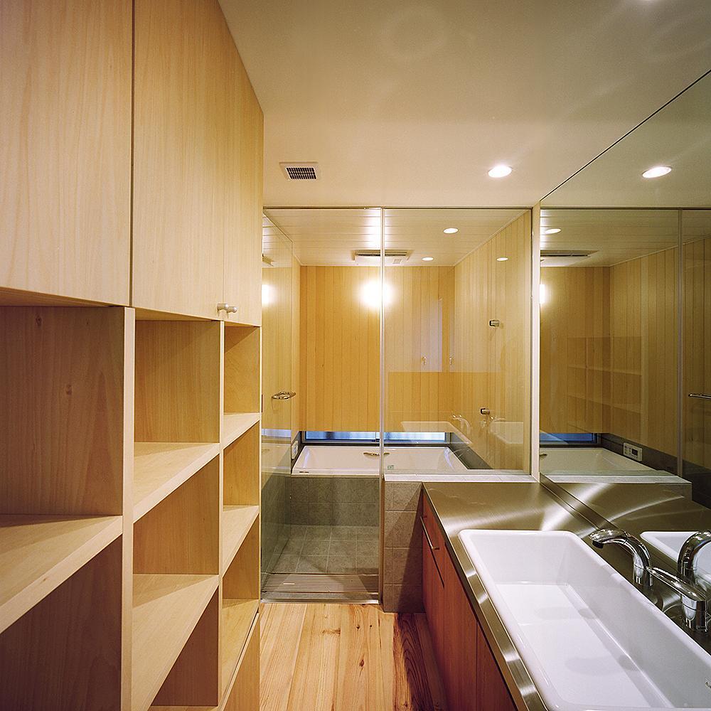 バス/トイレ事例：バスルームと洗面（杉格子で囲われた中庭｜杉の家）