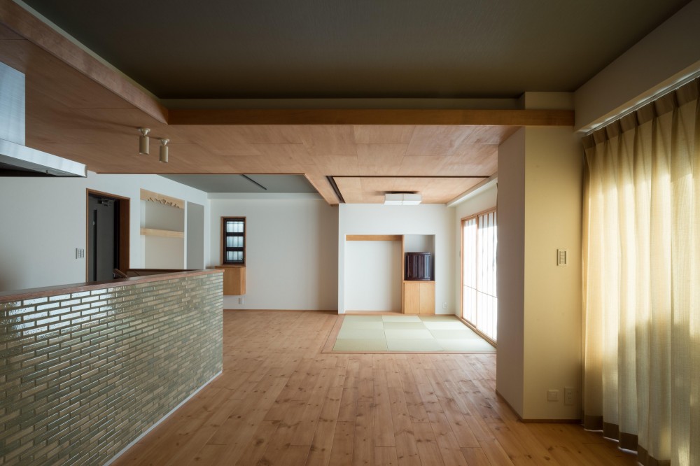 パントリーを備えたキッチンのある家：『杉田のリノベーションA』 (リビング)