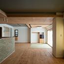 パントリーを備えたキッチンのある家：『杉田のリノベーションA』の写真 リビング