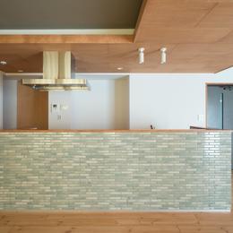 パントリーを備えたキッチンのある家：『杉田のリノベーションA』-キッチン