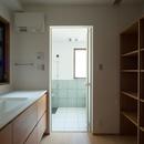 パントリーを備えたキッチンのある家：『杉田のリノベーションA』の写真 脱衣室