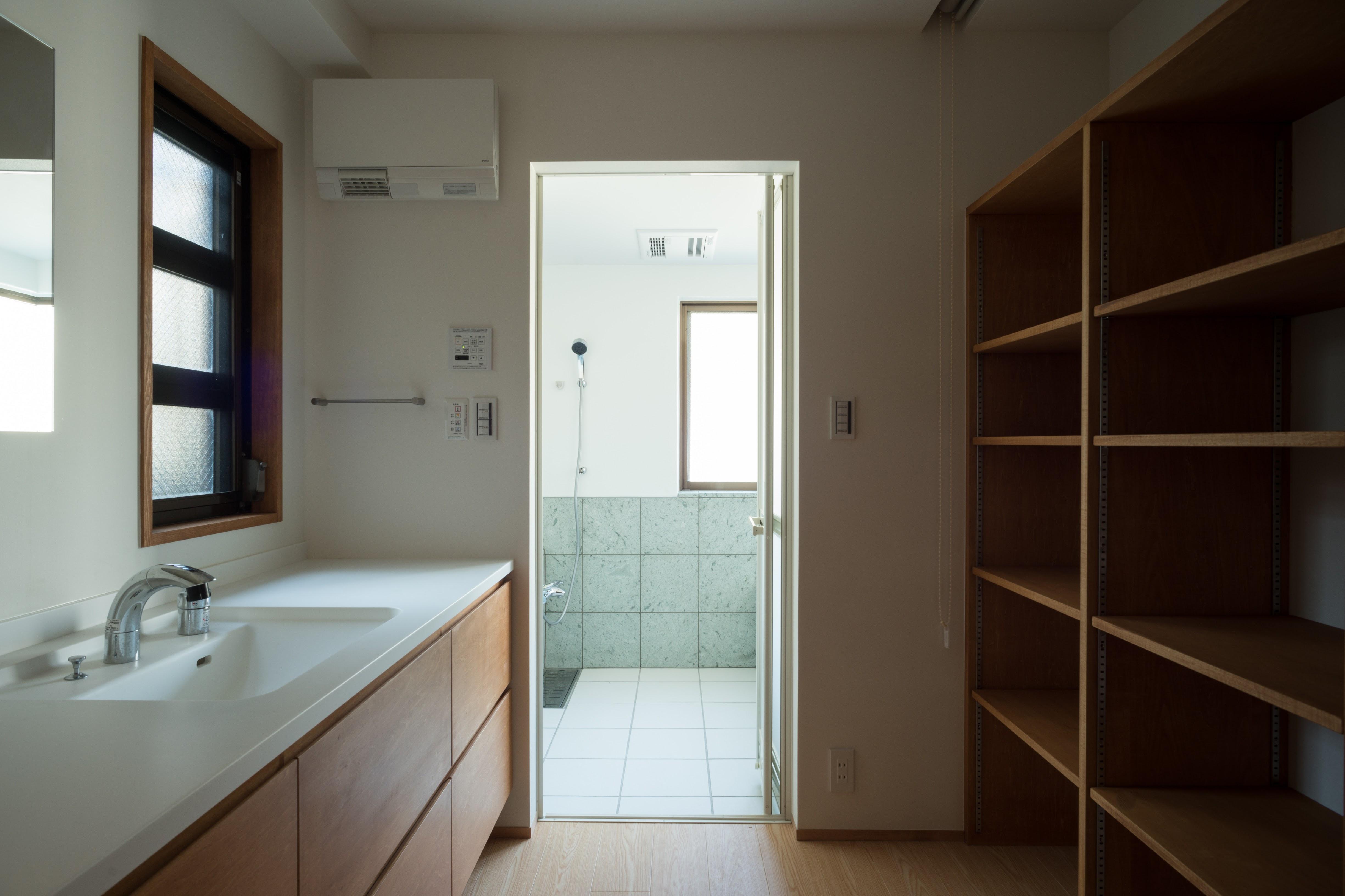 バス/トイレ事例：脱衣室（パントリーを備えたキッチンのある家：『杉田のリノベーションA』）