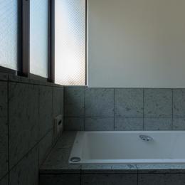 パントリーを備えたキッチンのある家：『杉田のリノベーションA』 (浴室)