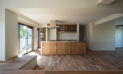 キッチン｜椅子にもなる小上がりのある家：『杉田のリノベーションＢ』